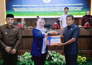Bupati Barru Menghadiri Rapat Paripurna DPRD Barru, Sekaligus Menyerahkan RPD tentang Perubahan APBD Tahun 2025