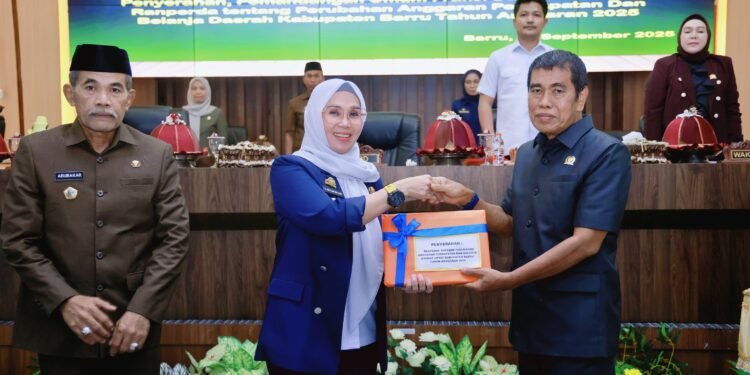 Bupati Barru Menghadiri Rapat Paripurna DPRD Barru, Sekaligus Menyerahkan RPD tentang Perubahan APBD Tahun 2025