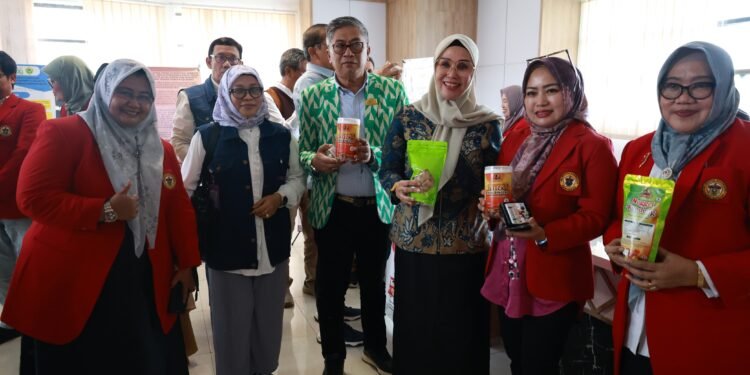 Bupati Barru, Andi Ina Kartika Sari, S.H., M.Si., di Dampingi Wakil Bupati, Dr. Ir. Abustan Andi Bintang, M.Si., Resmi Membuka Pameran / Expo