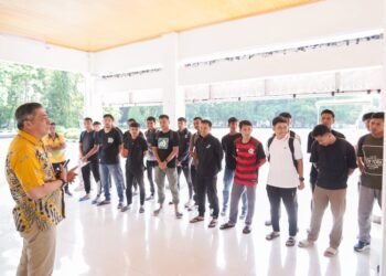 Wabup Barru Lepas Tim PSSI ASKAB Barru ke Turnamen Piala Gubernur Sulsel 2025