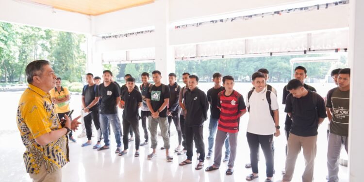 Wabup Barru Lepas Tim PSSI ASKAB Barru ke Turnamen Piala Gubernur Sulsel 2025