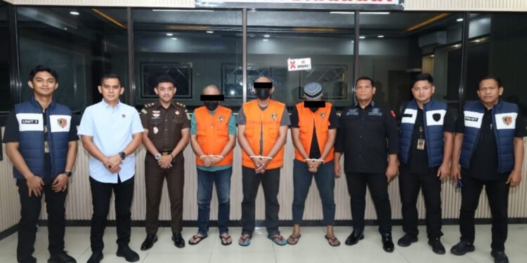 Ditreskrimsus Polda Sulsel Limpahkan Tersangka Kasus Dugaan Korupsi Kredit Konstruksi Bank Sulselbar Cabang Sengkang ke Kejati Sulsel