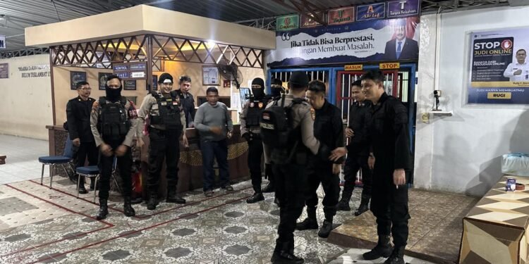 Patroli Mobile Hunting Perintis Presisi Sat Samapta Polres Barru Ciptakan Rasa Aman di Malam Hari