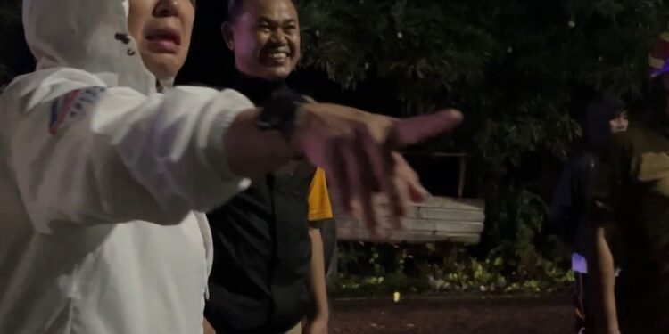 Bupati Barru Andi Ina Kartika Sari, S.H., M.Si., Turun Langsung Meninjau Lokasi Banjir Yang Sempat Membuat Panik Warga dan Pengguna Jalan