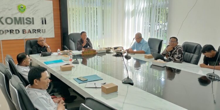 Komisi II DPRD Barru Terima Audiensi Kelompok Nelayan Tradisional MANTRA