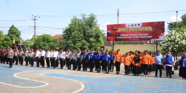 Polres Barru Menggelar Apel Kesiapsiagaan Nencana Hidrometeorologi Tahun 2025 di Halaman Mapolres Barru