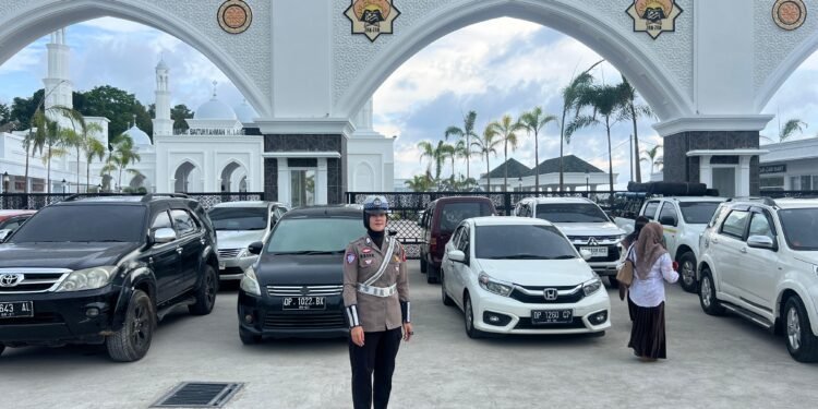 POLWAN SATLANTAS POLRES BARRU LAKSANAKAN PENGAMANAN SALAT JUMAT DI MASJID ZAM-ZAM CENTER