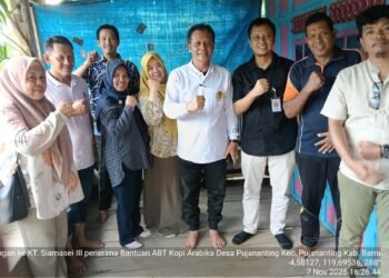 Direktur Pembibitan Tanaman Keras Kementan RI, Didampingi Kadis Pertanian Barru, Serahkan Bibit Kopi di Dusun Jempulu