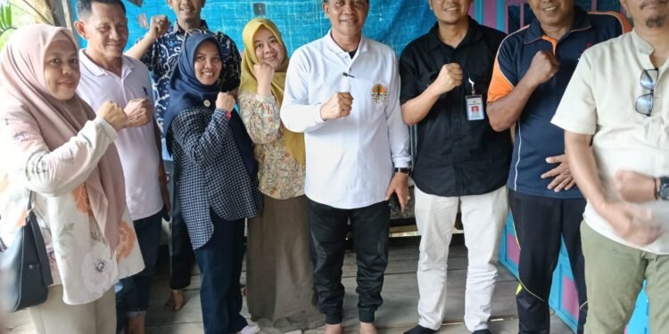 Direktur Pembibitan Tanaman Keras Kementan RI, Didampingi Kadis Pertanian Barru, Serahkan Bibit Kopi di Dusun Jempulu