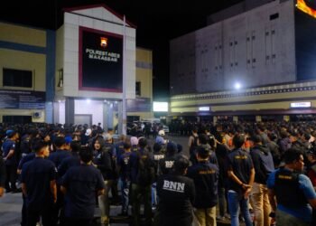 Personel Gabungan Polda Sulsel dan BNN Gelar Operasi Pemulihan Kampung Rawan Narkotika di Kota Makassar