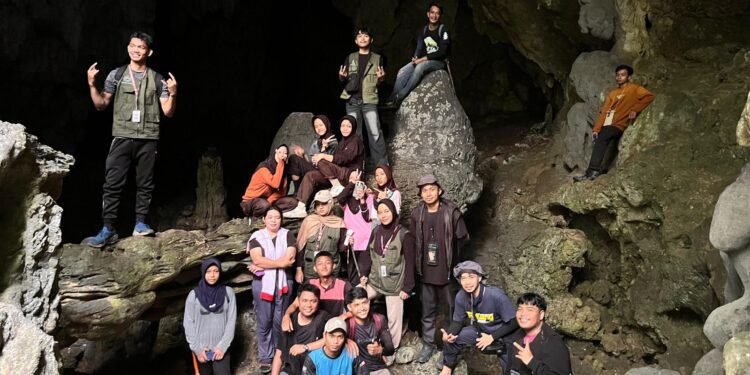 ‎Kolaborasi KKN UIM dan Forum Masyarakat Desa Siawung Eksplorasi Goa Marapettang dan Batu Balandae di Dusun Birue