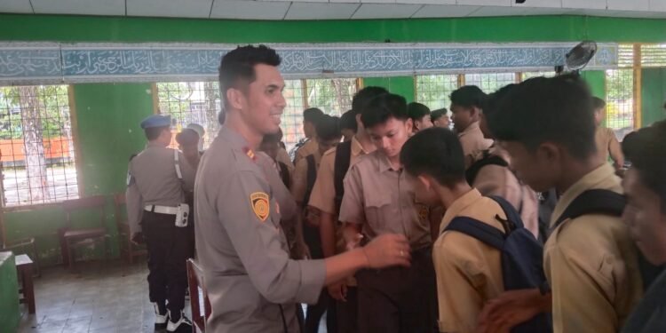 Kapolsek Soppeng Riaja, Iptu Deddy A.L., S.H., M.M., Mengingatkan Setiap Siswa Membawa Nama Baik Sekolah dan Keluarga