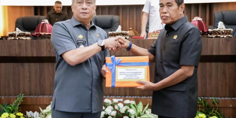 Wakil Bupati Barru, Dalam Rapat Paripurna DPRD Barru, Memaparkan Stuktur Anggaran Rancangan KUA-PPAS Yang Diserahkan