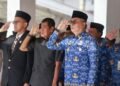 Wakil Bupati Barru Didampingi Ketua DPRD Barru dan Pj. Sekda Menyerahkan SK Pensiun Kepada 10 ASN Lingkup Pemkab Barru di Hari HKN