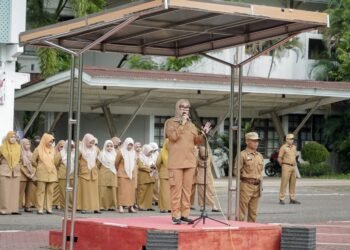 Upacara Bendera di Halaman Kantor Bupati Barru, di Pimpin Lansung Bupati Barru, Andi Ina Kartika Sari, S.H.,M.Si.