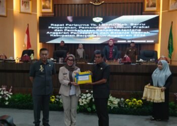 Bupati Barru Bersama Wakil Bupati Menghadiri Rapat Paripurna DPRD Kabupaten Barru