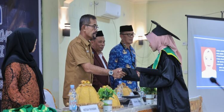 Pelaksana Tugas (Plt.) Sekda Barru, Mewakili Bupati Barru, Hadiri Wisuda ke-XVI Akademi Keperawatan YAPI Barru