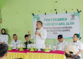 Wakil Bupati Barru, Menyampaikan Informasi Peluang Kerja ke Jepang Setelah Menyerahkan Bantuan BAZNAS
