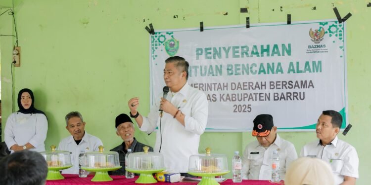 Wakil Bupati Barru, Menyampaikan Informasi Peluang Kerja ke Jepang Setelah Menyerahkan Bantuan BAZNAS