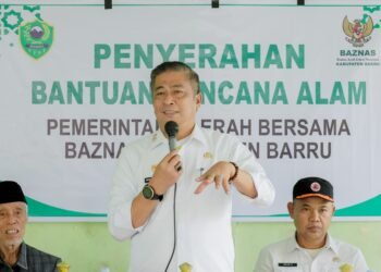 Wakil Bupati Mewakili Bupati Barru, di Dampingi Ketua BAZNAS Menyerahkan Bantuan Kepada Warga Terdampak Bencana