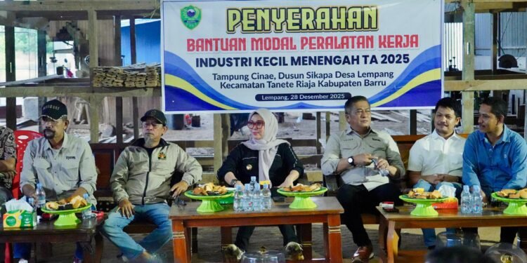 Bupati di Dampingi Wakil Bupati Barru, Hadir Sekaligus Menyerahkan Bantuan Mesin Gerinda Kepada Pengerajin Batu