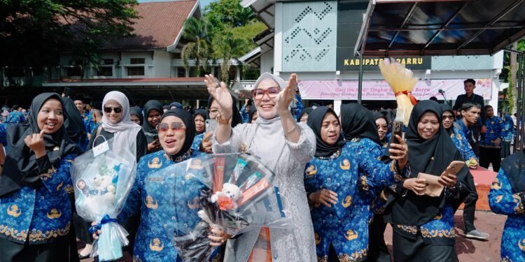 Bupati Barru Bertindak Selaku Inspektur Upacara di Hari Ibu ke-97, Dirangjaikan Penyerahan SK PPPK Paruh Waktu