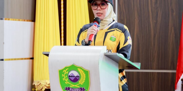 Bupati Barru, Bantuan Berupa Traktor Roda Empat (John Deere) dan Pompa Air di Serahkan Secara Simbolis