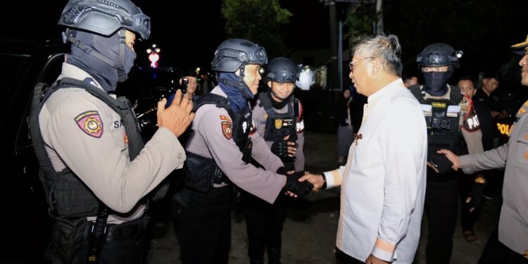 Wakil Bupati Barru, Bersama Forkopimda Menyerahkan Paket Hidrasi Kepada Para Petugas Posko