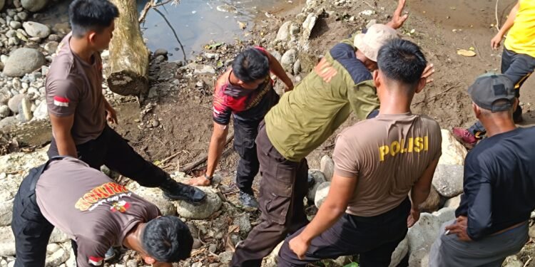 Satbrimob Polda Sulsel Bangun Jembatan Darurat di Desa Nepo Kab. Barru, Wujud Kepedulian Untuk Akses Masyarakat