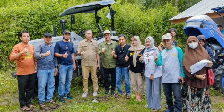Wakil Bupati Barru, Dr. Ir. Abustan Andi Bintang, M.Si., Berikan Pengarahan Kepada Penerima Bantuan Alsintan TR 4 di Tompo
