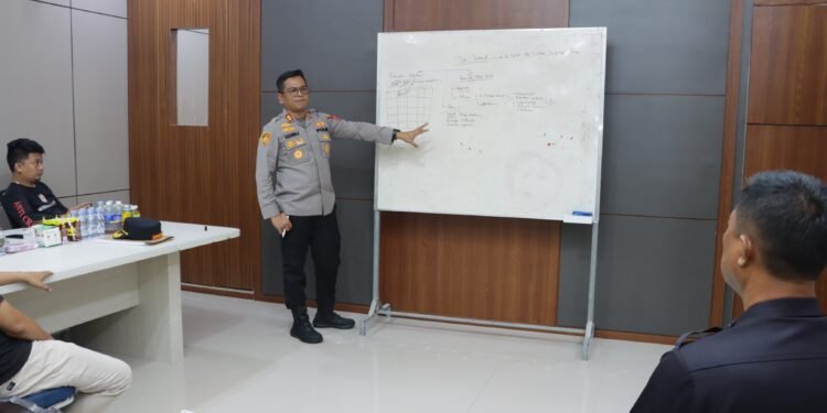 Kapolres Barru Berikan Bimbingan Teknis, Tingkatkan Profesionalisme Humas Polres Barru