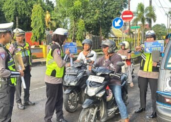Hari Kedua Operasi Keselamatan Pallawa 2026, Polres Barru Melaksanakan Edukasi Langsung Kepada Pengguna Jalan