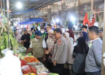 Wakapolres Barru di Dampingi Kasat Reskrim, Harga Bahan Pokok Terpantau Stabil
