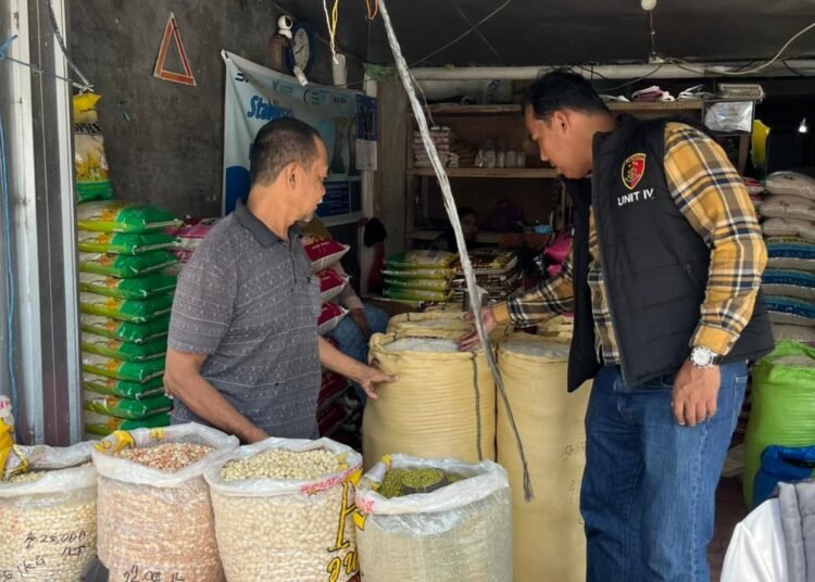 Satgas Pangan Polres Barru Memastikan Stok Bahan Pokok di Pasar Tradisional Dalam Kondisi Aman dan Stabil
