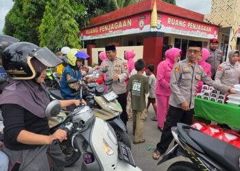 Personel Polres Barru Bersama Bhayangkari Berbagi Takjil kepada Pengendara di Depan Mako Polres