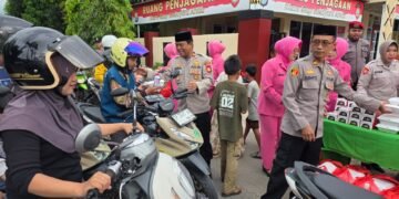 Personel Polres Barru Bersama Bhayangkari Berbagi Takjil kepada Pengendara di Depan Mako Polres