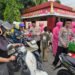 Personel Polres Barru Bersama Bhayangkari Berbagi Takjil kepada Pengendara di Depan Mako Polres