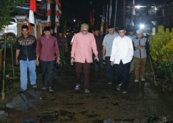 Wabup Barru Abustan Andi Bintang Disambut Obor Warga Saat Safari Ramadan di Dusun Pesse