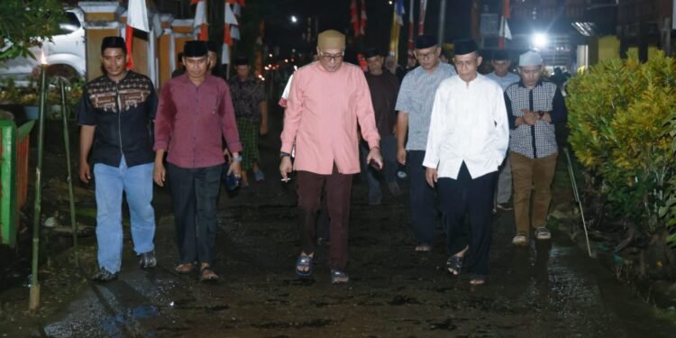 Wabup Barru Abustan Andi Bintang Disambut Obor Warga Saat Safari Ramadan di Dusun Pesse