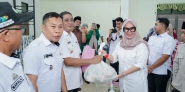 Bupati Andi Ina Kartikasari Serahkan Secara Simbolis 5.000 Paket Bantuan Ramadan di Barru