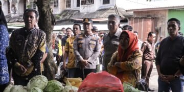 Kapolres Barru Bersama Forkopimda Pantau Harga dan Stok Bahan Pokok di Pasar Matirowalie Jelang Idul Fitri