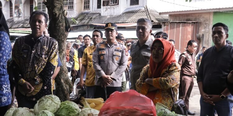 Kapolres Barru Bersama Forkopimda Pantau Harga dan Stok Bahan Pokok di Pasar Matirowalie Jelang Idul Fitri