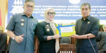 Bupati Barru dan Wakil Bupati Serahkan LKPJ 2025 kepada DPRD