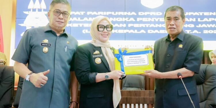 Bupati Barru dan Wakil Bupati Serahkan LKPJ 2025 kepada DPRD