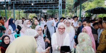 Bupati Barru dan Keluarga Besar Berbagi Kebahagiaan Ramadan dengan Anak Panti dan Petugas Kebersihan