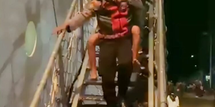 POLRES BARRU TUNJUKKAN AKSI HUMANIS, PERSONEL SABHARA BANTU LANSIA TURUN DARI KAPAL