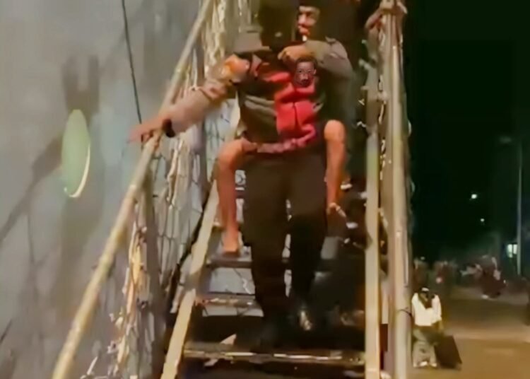 POLRES BARRU TUNJUKKAN AKSI HUMANIS, PERSONEL SABHARA BANTU LANSIA TURUN DARI KAPAL