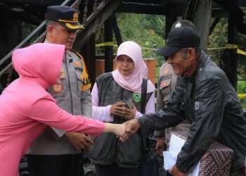 Kapolres Barru dan Bhayangkari Bantu Korban Kebakaran di Bujung Lompo