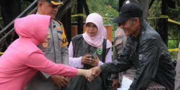 Kapolres Barru dan Bhayangkari Bantu Korban Kebakaran di Bujung Lompo