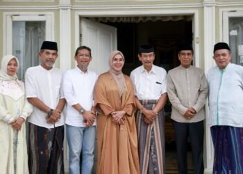 Momen Lebaran, Bupati Barru Andi Ina dan Suami Sambangi Mantan Bupati Barru Andi Muhammad Rum